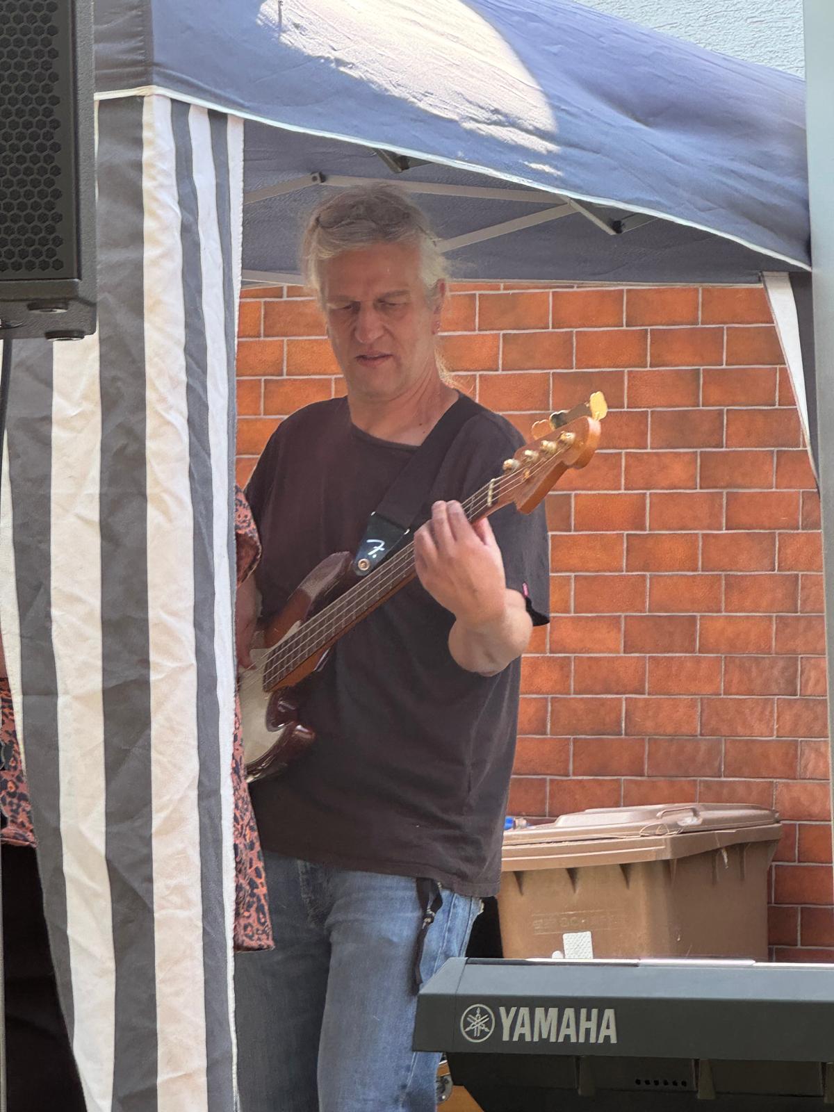 Bassist von CiRCLE bei einem Auftritt