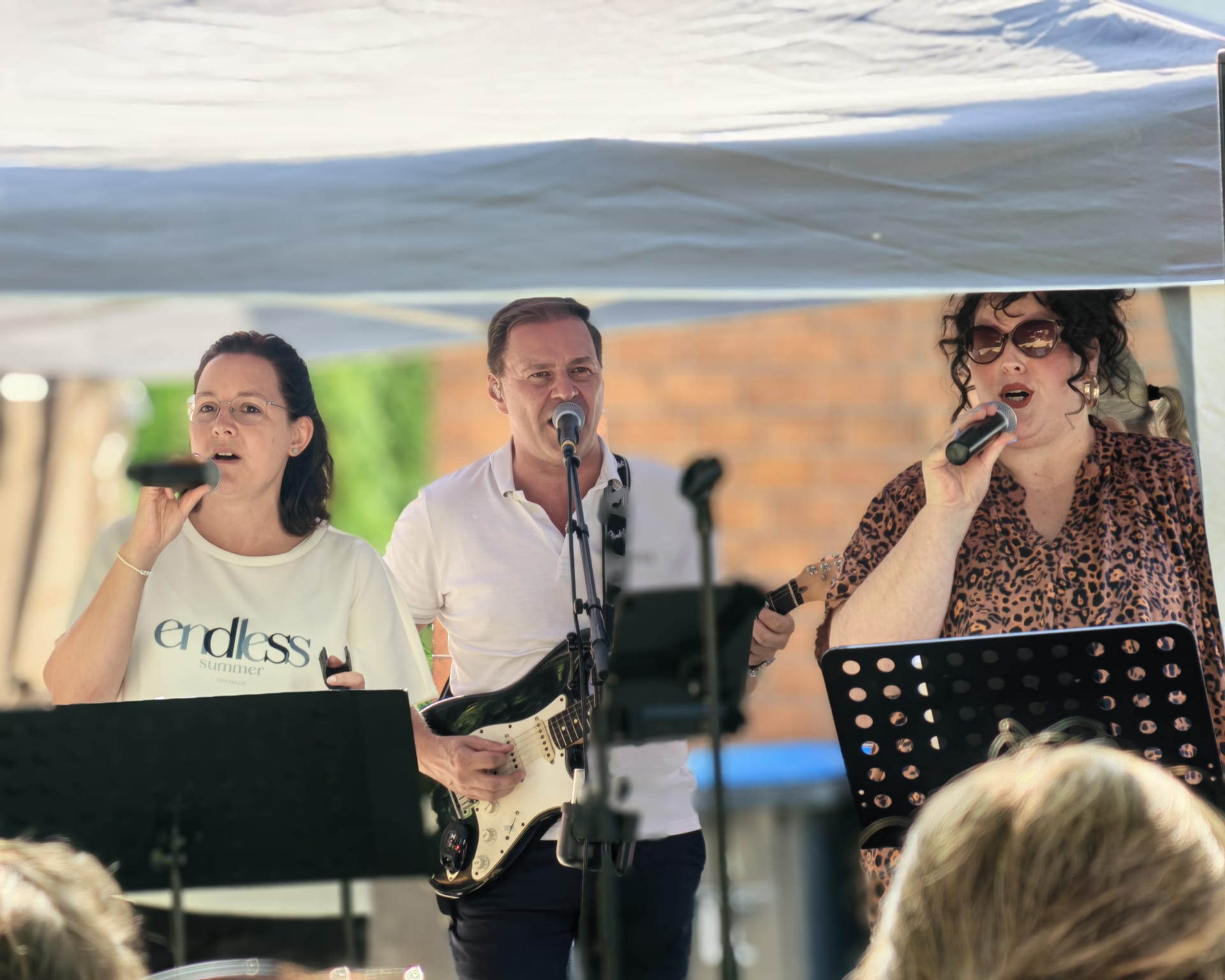 CiRCLE live mit Gitarre und Gesang
